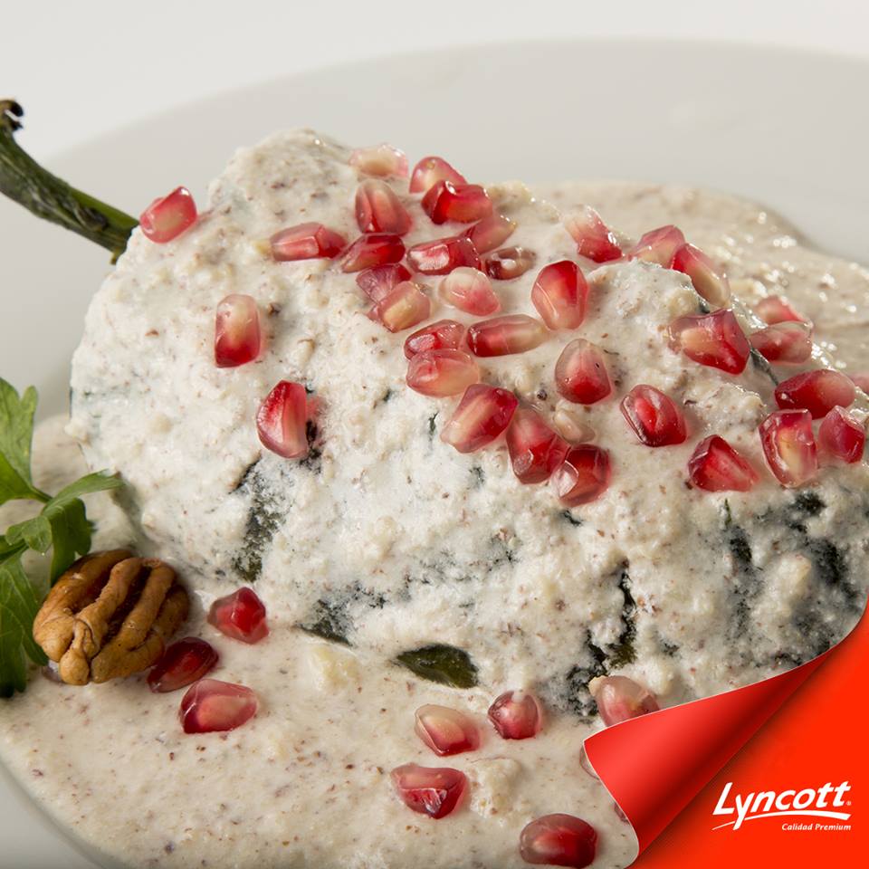 Chiles en nogada con crema Lyncott