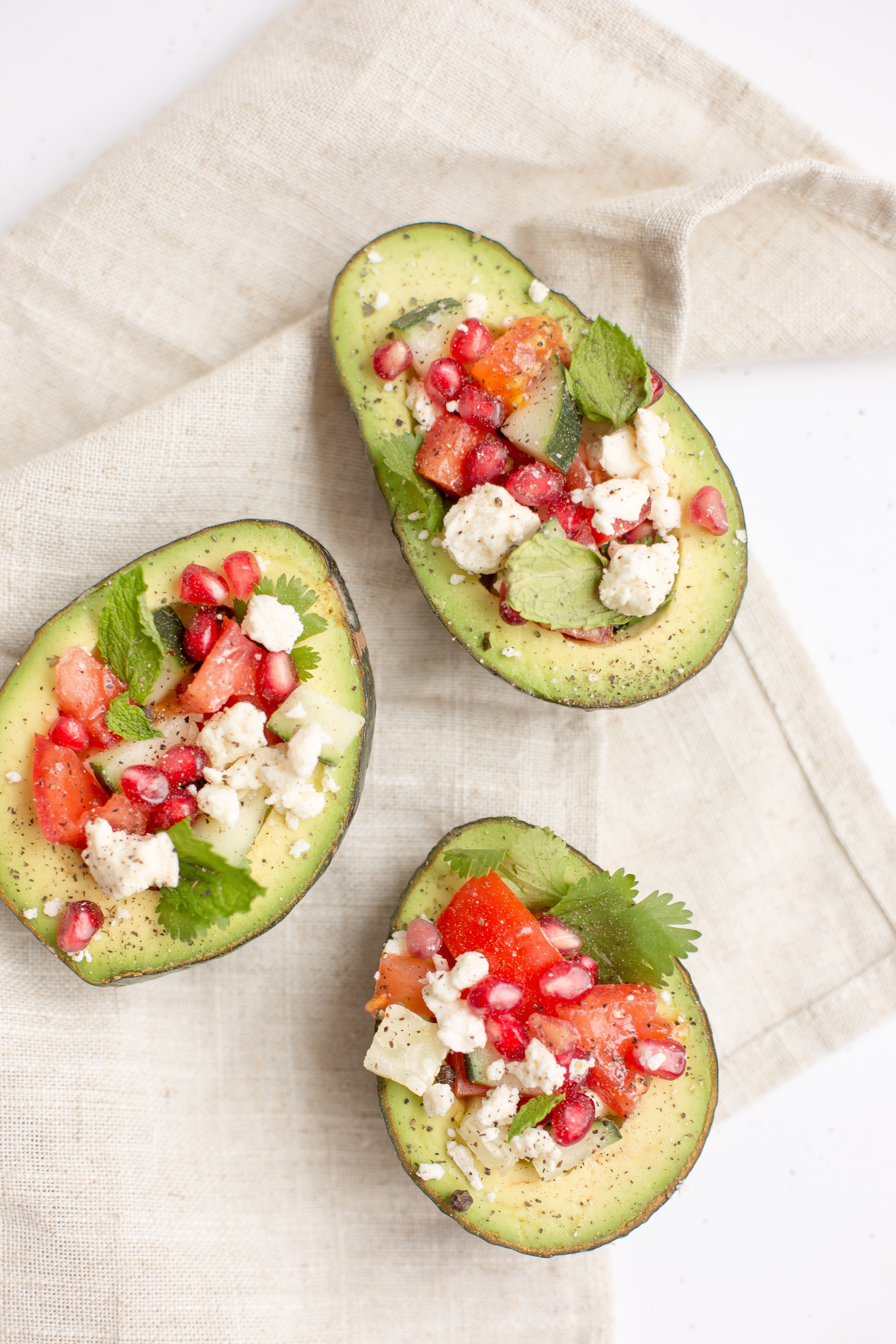 Aguacates rellenos, queso panela