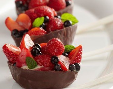 Canastas de Chocolate con Frutos Rojos